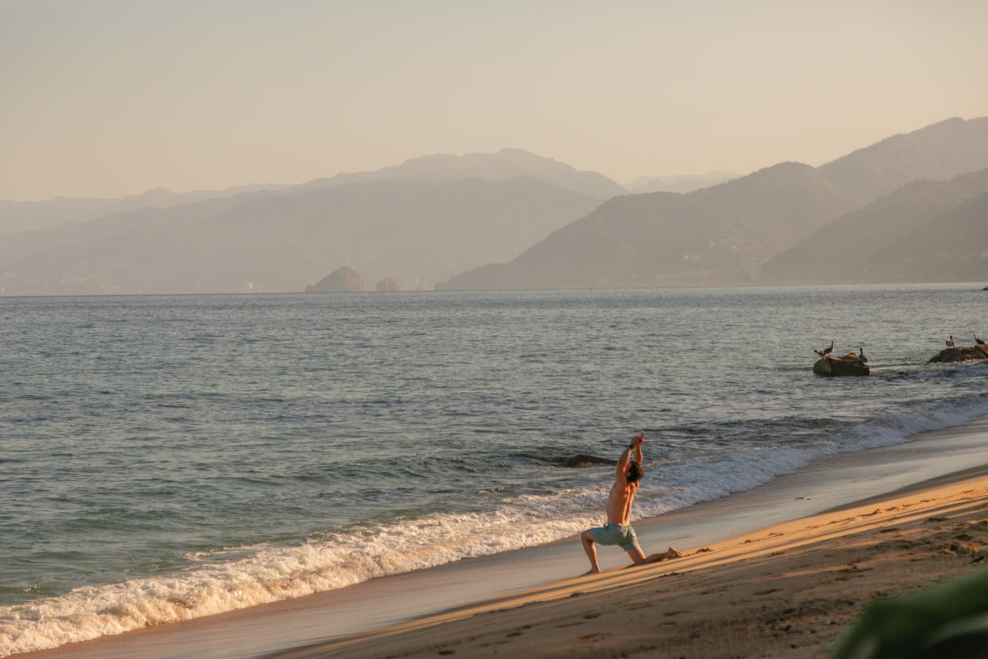 Práctica de yoga al amanecer en la playa de Quimixto