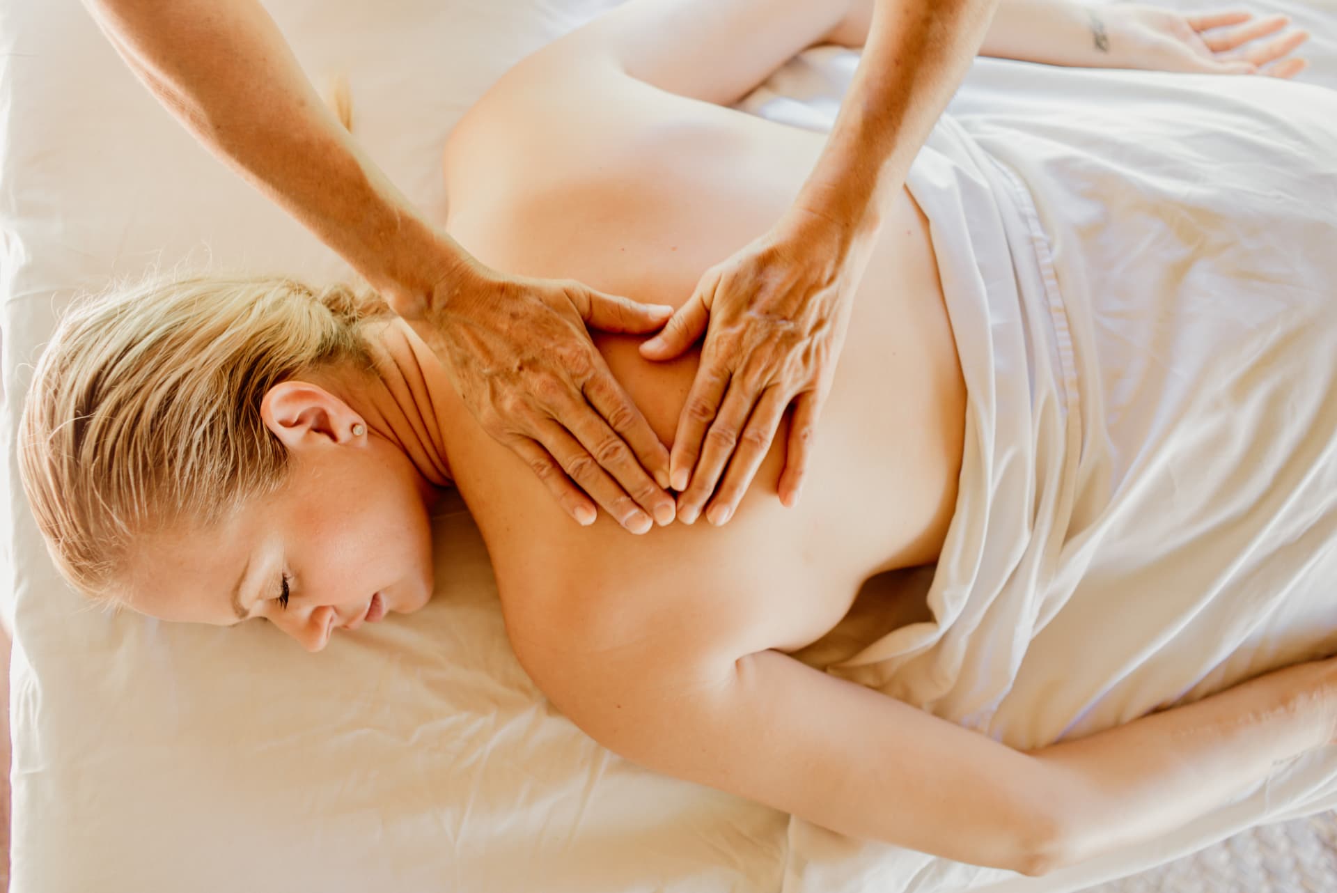 Relaxing massage facing the sea